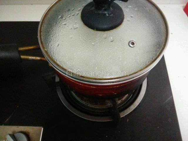 然后换上干净的水重新煮开后放冷水冲洗过的西米煮一会换小火十分钟再关火焖二十分钟。