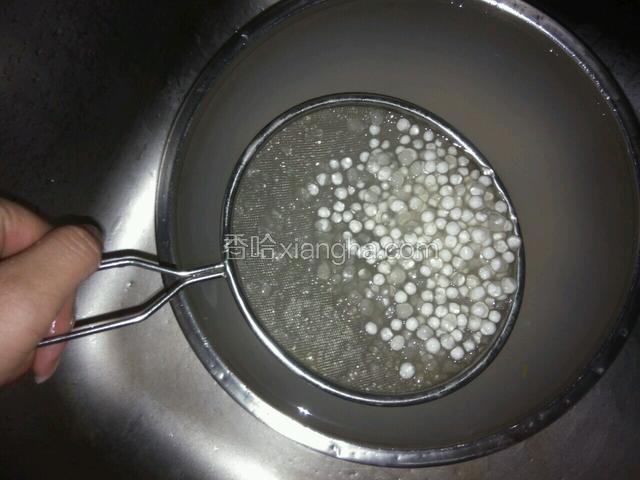 然后拿出来用冷水冲洗沥干水份。