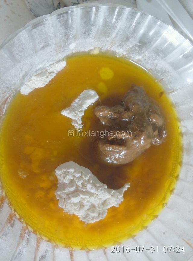 油酥面：剩下的面粉120克，加100克的植物油，8
0克麻酱。拌匀。