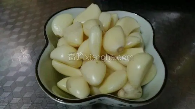 大蒜扒皮备好