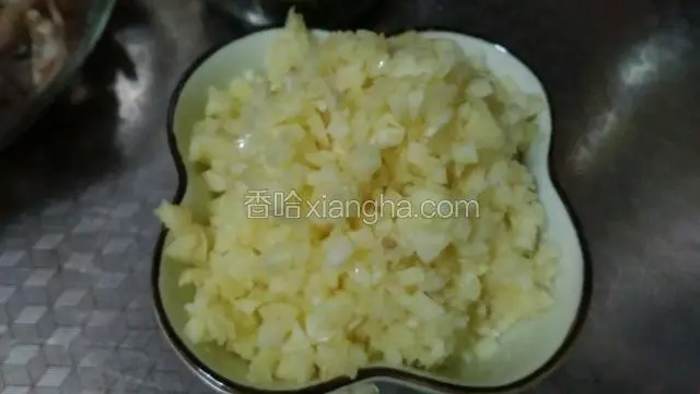 姜蒜切碎