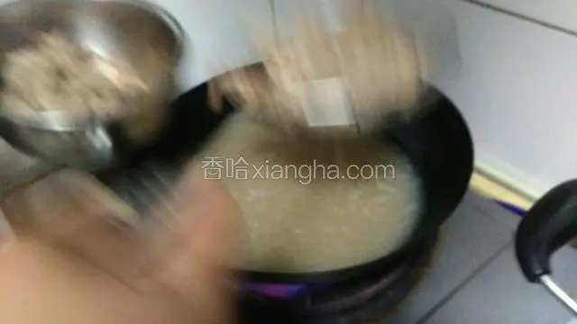 水开后将肝放入，过一下开水马上捞出