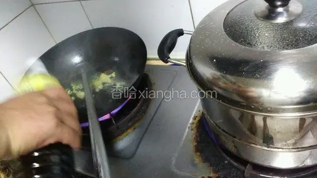 锅中放油，放入葱姜大料煸炒加入酱油，旁边另做一锅开水