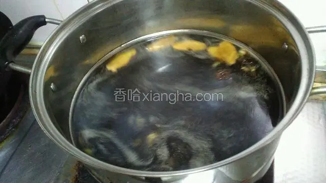 将酱油倒入旁边的锅里煮开，煮上几分钟后将葱姜大料捞出。