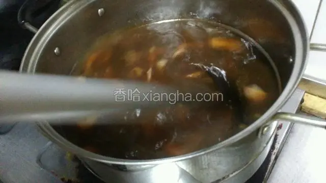 将淀粉放入一半放入一半的蒜搅拌