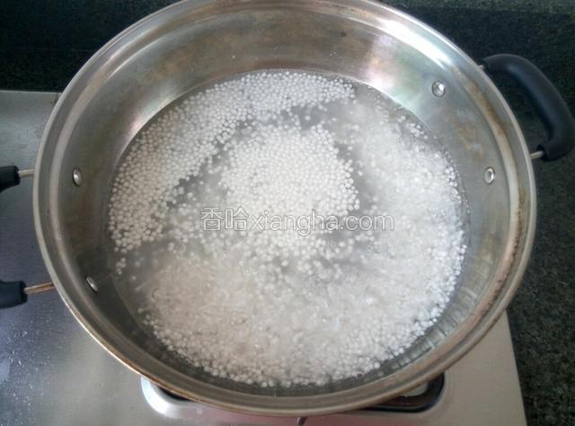 锅内放冷水烧开，倒入西米滚煮。