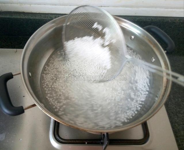 用疏漏筛不断搅拌以兔糊锅。