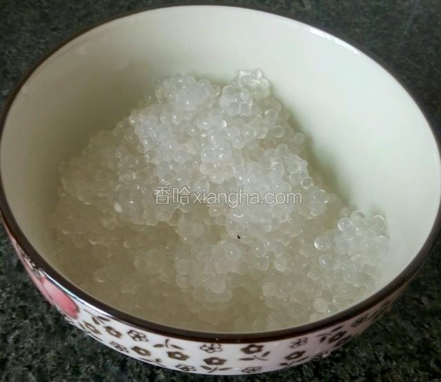 再次重复2-4步骤，经二次煮过的西米呈晶莹清透状。