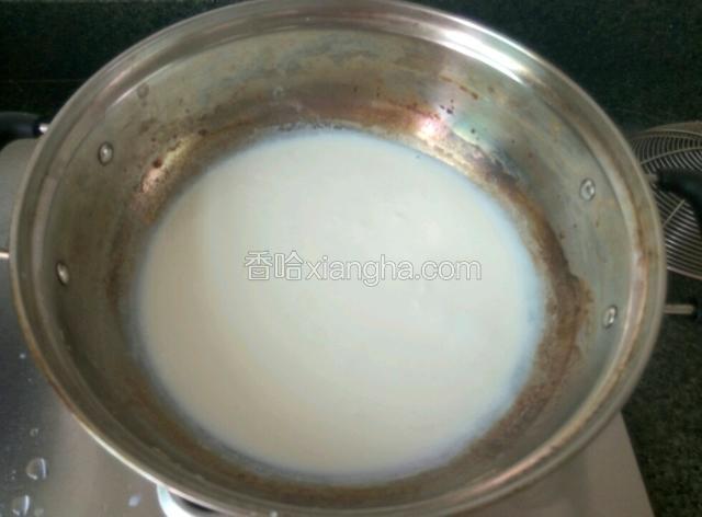 把纯牛奶倒入锅内，加适量白糖煮开，倒入晶莹白碗中。