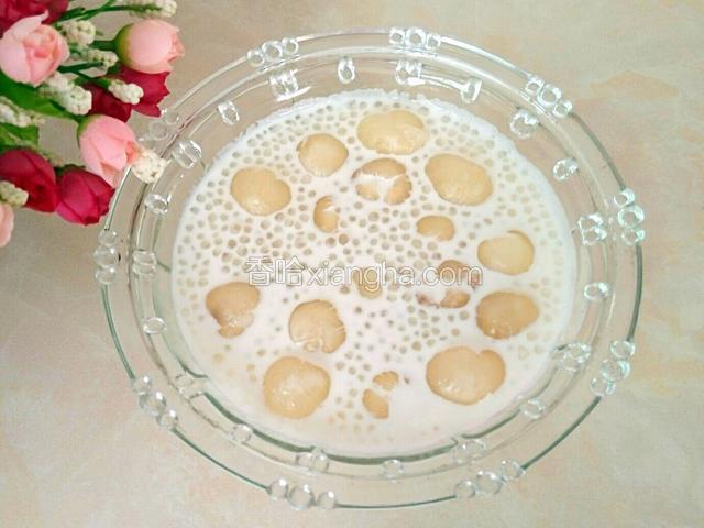 把西米勺入碗中，搅拌一下，再把去核的龙眼点缀表层，龙眼西米露做好了。