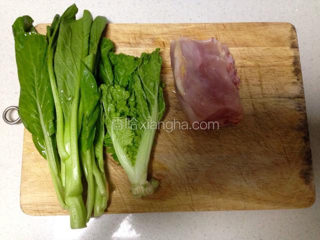 鸡肉，菜心洗净