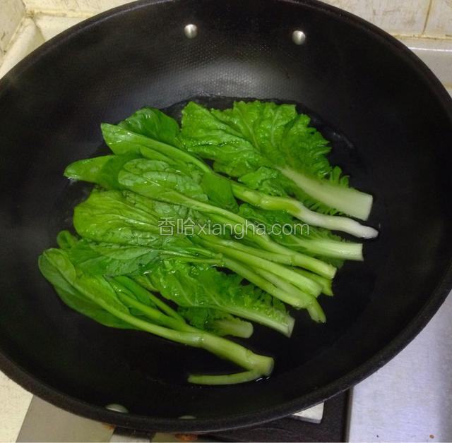 锅内烧开水，菜心焯水