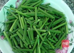 韭菜花炒肉丝的做法图解2