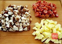 香菇臘腸土豆?fàn)F飯的做法圖解2