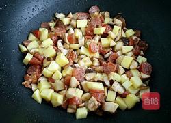 香菇腊肠土豆焖饭的做法图解5