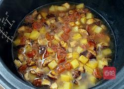 香菇腊肠土豆焖饭的做法图解7