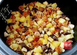 香菇臘腸土豆?fàn)F飯的做法圖解9