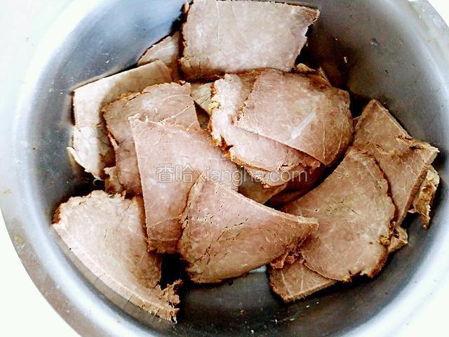 切好的牛肉装碗备用