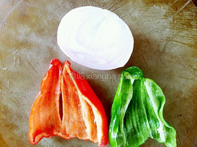 把青红椒去瓤去籽