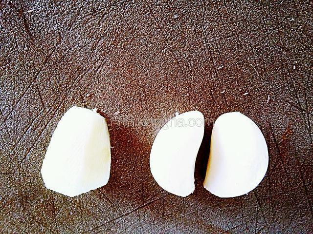 再准备姜少许，蒜瓣两粒，洗干净