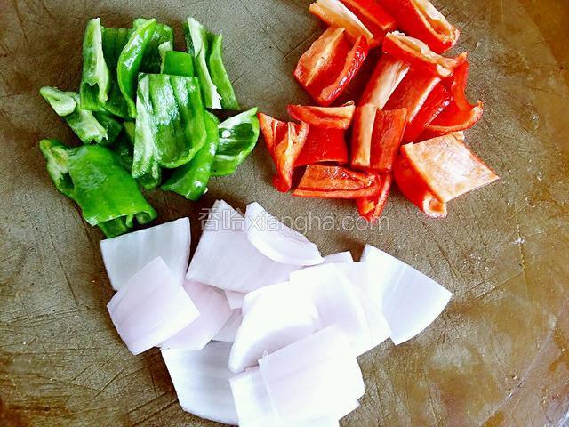 青红椒和洋葱切成片状