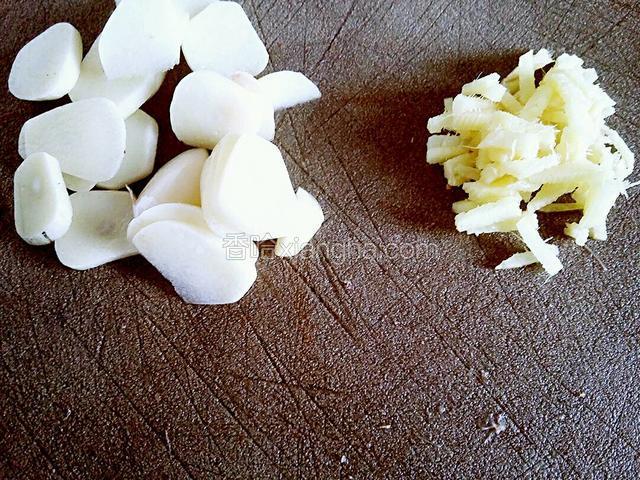 姜切末，蒜瓣切片