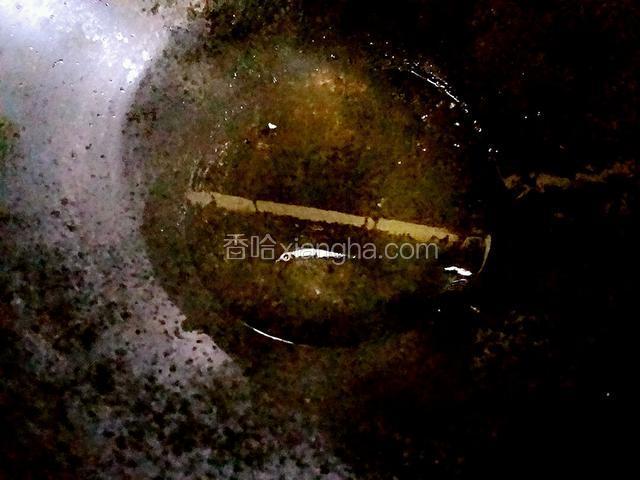 把锅洗净放炉子上，加少许大豆油