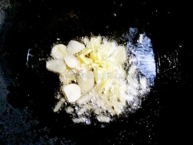 把蒜片和姜末下锅，小火煸出香味