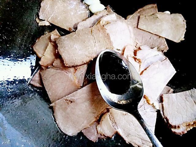 牛肉下锅，加两克老抽为牛肉上色