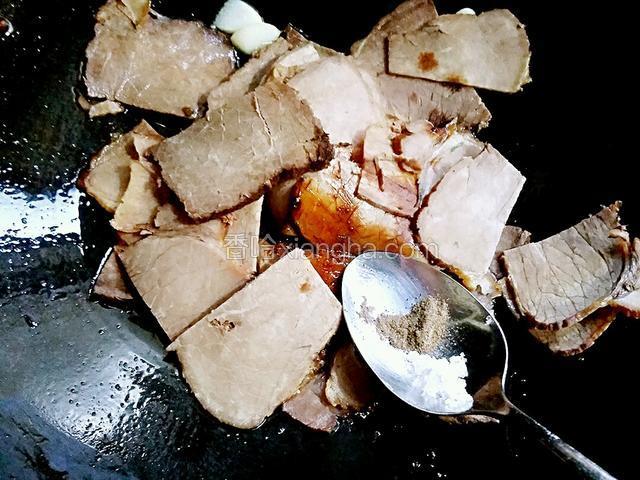 再加黑胡白糖少许