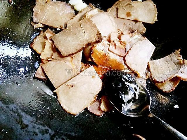 加五克耗油，改中火把牛肉炒两分钟