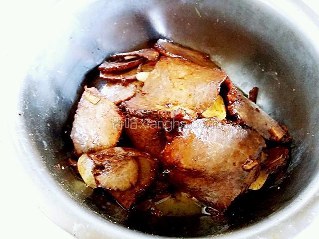 把炒好的牛肉出锅，装碗备用