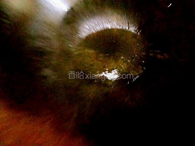 再次把锅洗净，加大豆油少许，小火把油烧热