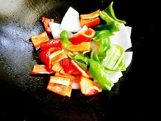 把青红椒洋葱片一起下锅，中火炒制一分钟