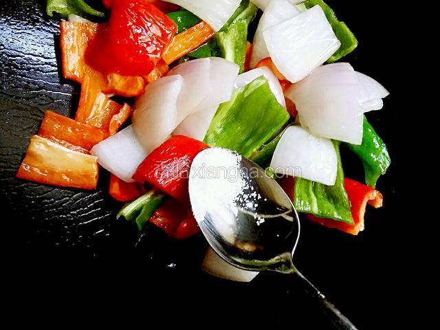 加少许的盐，够青红椒.洋葱的咸味即可，再翻炒一分钟左右就熟了