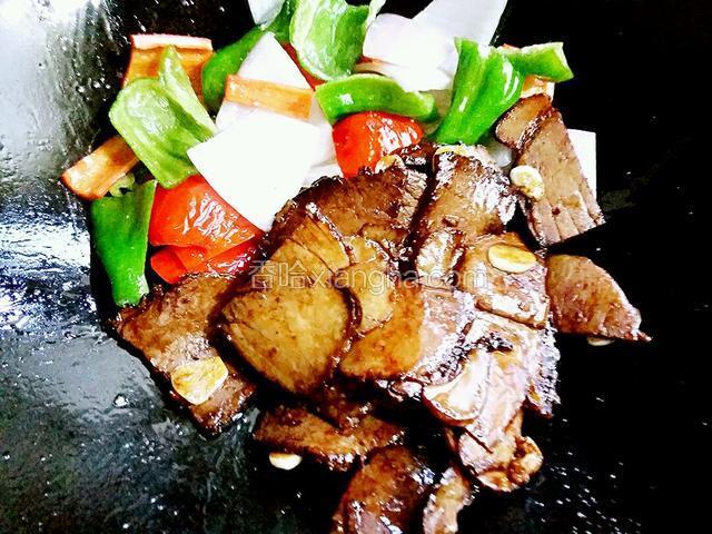 接着把炒好的牛肉下锅和配料炒均匀