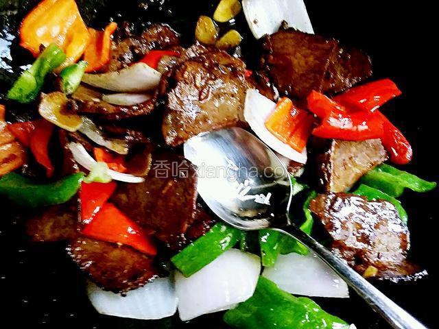 最后加少许味精，炒均出锅装盘