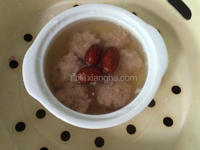 将碗放入电饭锅中，和米饭一起蒸熟