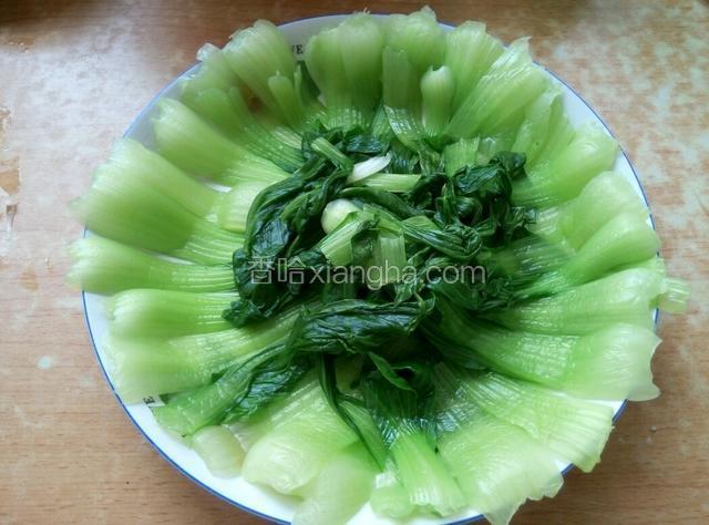 焯好的油菜，摆盘