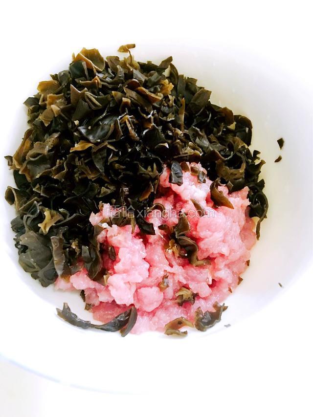 干木耳洗干净泡发切碎，猪柳洗干净剁碎。