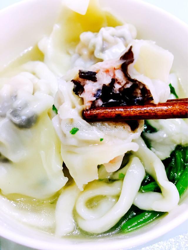 冷水锅放牛柳，煮开后把牛柳血水去除，放入泡好的海带煮5-8分钟，成汤底。接着放入粗面加入盐和少许玉米油，煮开后加入云吞，再次煮开后加入青菜，中火再煮2-3分钟云吞全浮起来即可，（小妙招牛肉冷水煮才能完全去除血水，猪肉相反，用开水。）