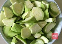 丝瓜炒土鸡蛋的做法图解2