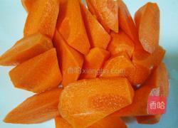 胡萝卜香菇焖鸡腿的做法图解2