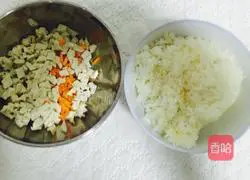 Illustration of how to make golden rice balls 2