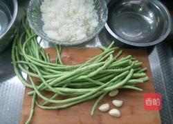 豇豆培根酱油炒饭的做法图解1
