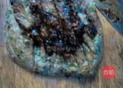 Illustration of how to make pork and scallion dumplings 4