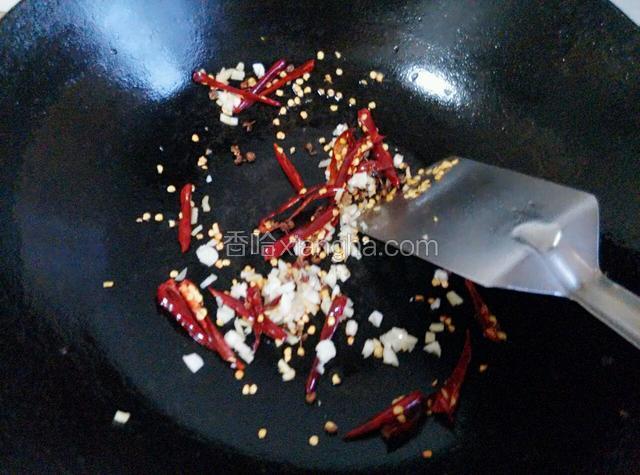 另起锅放少许油，放入花椒，干辣椒姜，蒜遍香