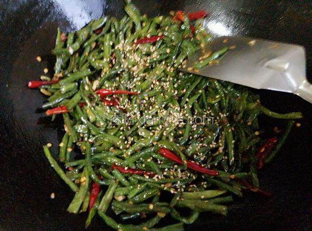 撒少许芝麻，炒匀出锅