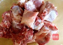 排骨炖蘑菇土豆的做法图解1