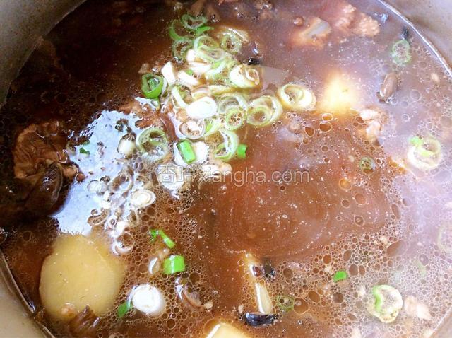 土豆炖熟后放适量的鸡精即可